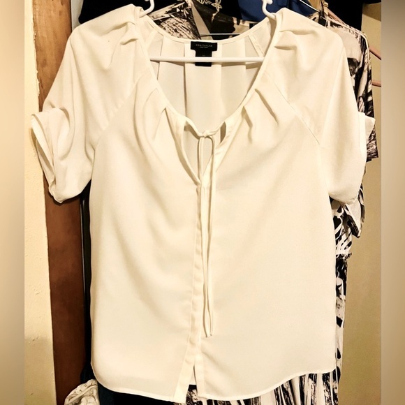 Ann Taylor Lovely Off White Top Like New,  Size XS - Picture 2 of 6